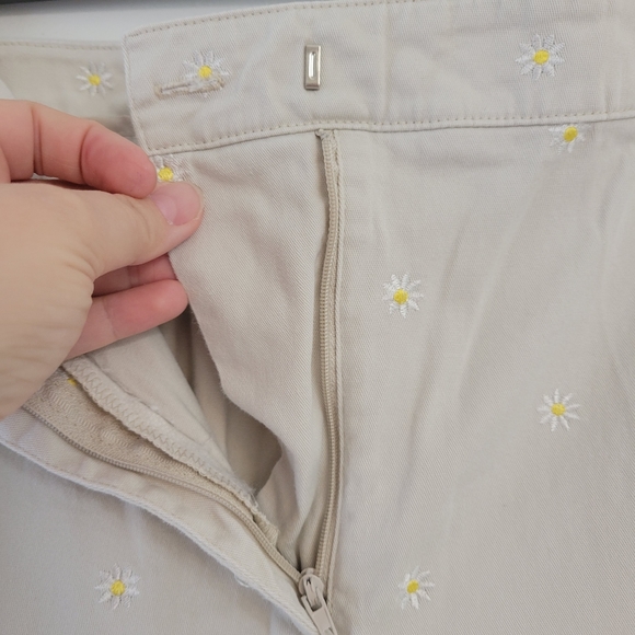 Briggs New York Capris 22W Flowers - Picture 5 of 8